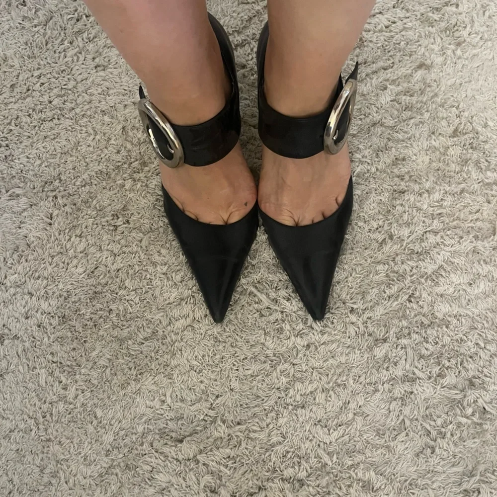 Nine West Women’s Black Strappy Kitten Heels with Silver Buckles Sz 8.5 - Picture 1 of 5